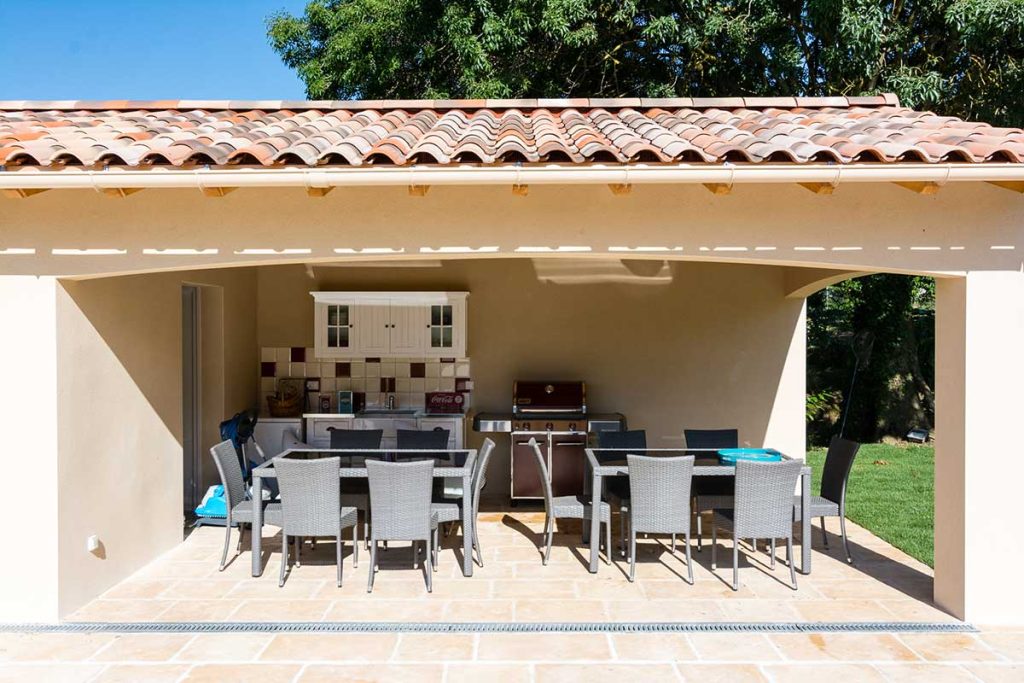 Gîte Le Pré du Roy - 81500 Giroussens - La cuisine d'été